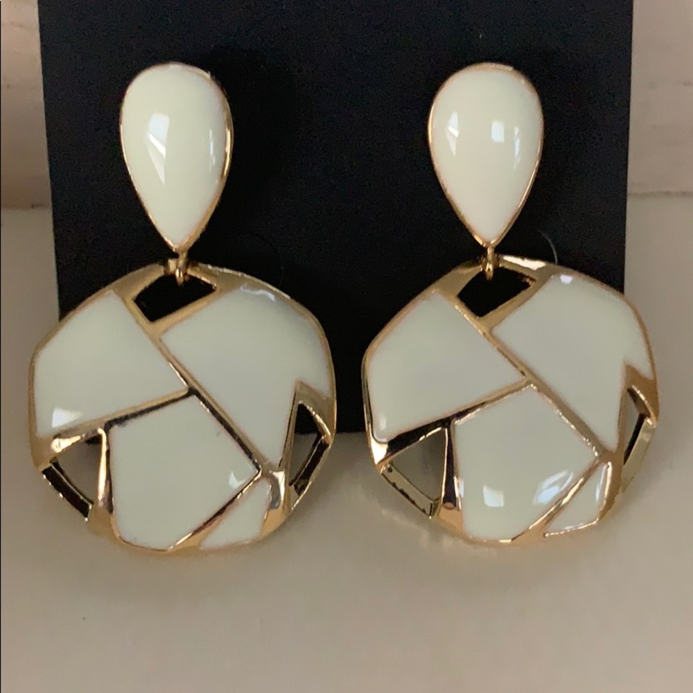 Elegant White and Gold drop earring